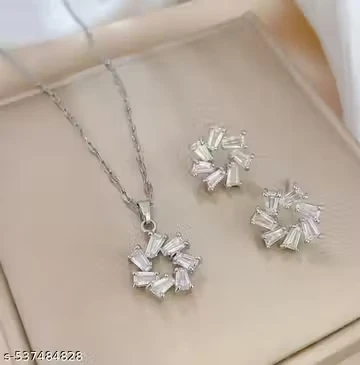 Beautiful Design Chain Pendant With Earrings