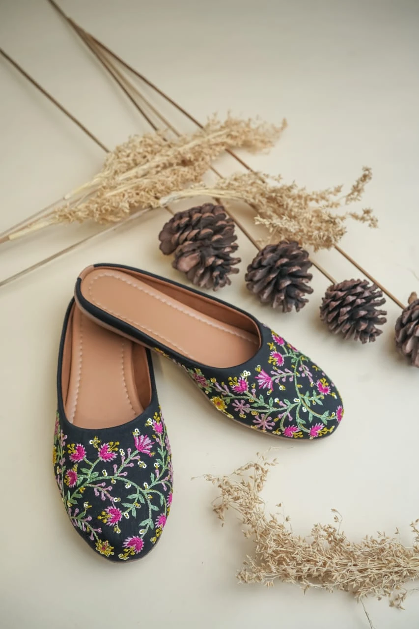 Black Embroidery Jutti | Handcrafted Traditional Ethnic Footwear for Men & Women | Stylish & Comfortable Party Mojari