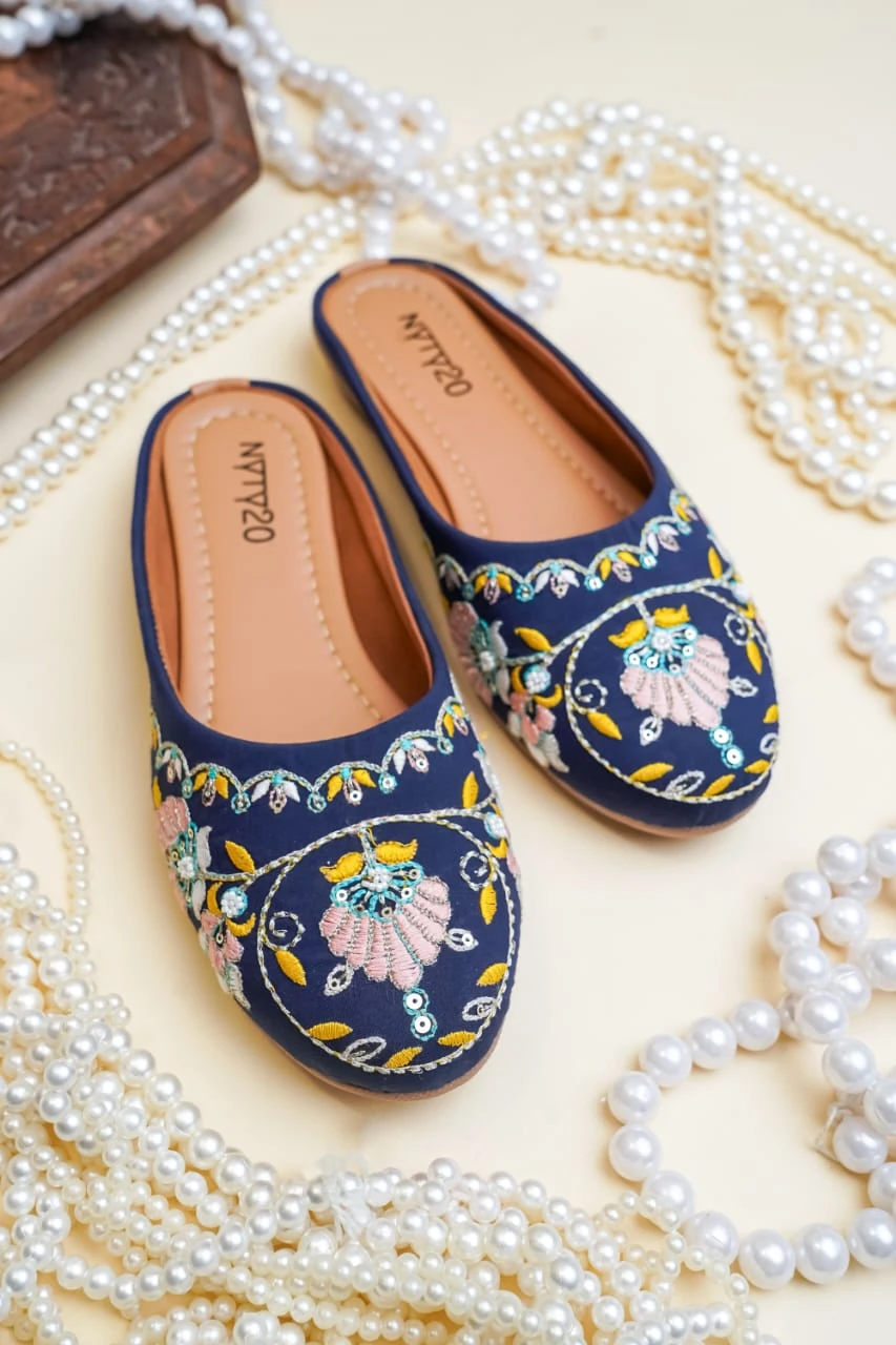 Women Embellished Mojaris Flats